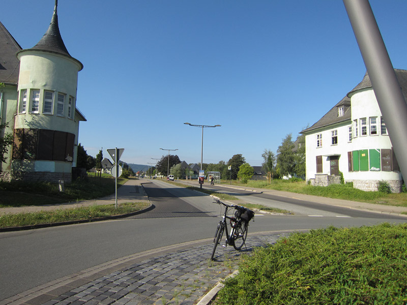 Kreisverkehr links Gebäude 35