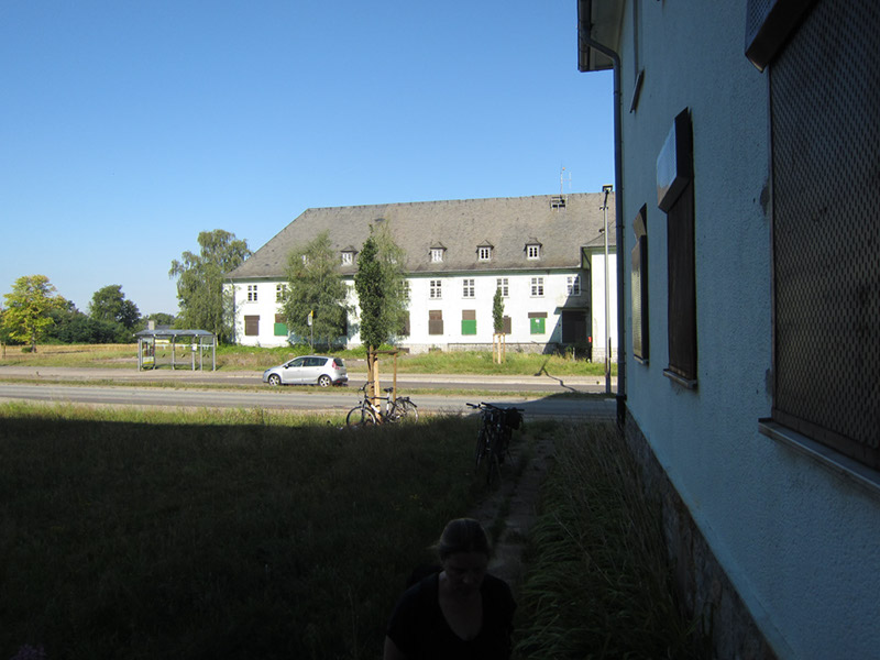 Gebäude 45 vom Mittleren Eingang des Gebäudes 35