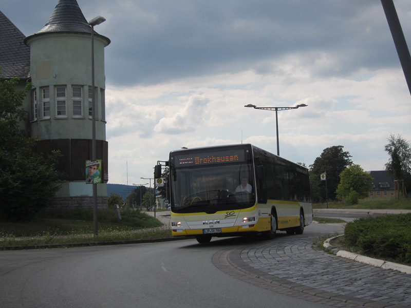 Gebäude 35 mit Bus